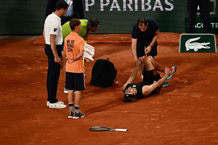 FOTO Nadal u finalu: Zverev zbog teške ozljede predao meč! Izveli ga u kolicima
