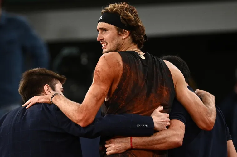 FOTO Nadal u finalu: Zverev zbog teške ozljede predao meč! Izveli ga u kolicima