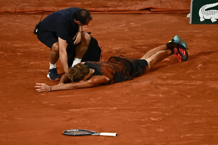 FOTO Nadal u finalu: Zverev zbog teške ozljede predao meč! Izveli ga u kolicima