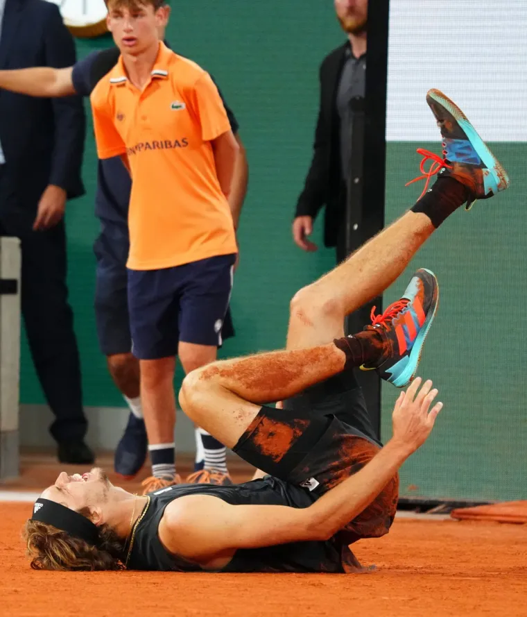 Grozne scene u Parizu: Zverev se teško ozlijedio i nije mogao nastaviti polufinale, s terena je otišao na štakama