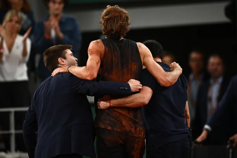 Grozne scene u Parizu: Zverev se teško ozlijedio i nije mogao nastaviti polufinale, s terena je otišao na štakama