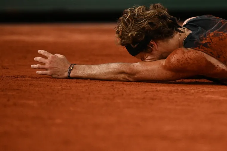 Grozne scene u Parizu: Zverev se teško ozlijedio i nije mogao nastaviti polufinale, s terena je otišao na štakama