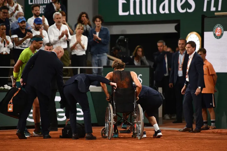 Grozne scene u Parizu: Zverev se teško ozlijedio i nije mogao nastaviti polufinale, s terena je otišao na štakama