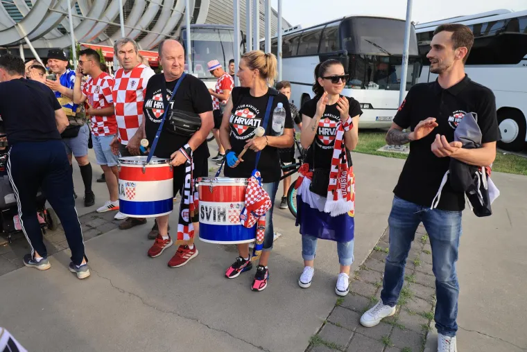 Hrvatski navijač snimljen na tribinama s vrlo neobičnom maskom