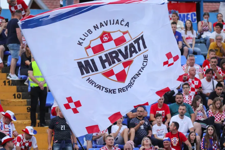 Hrvatski navijač snimljen na tribinama s vrlo neobičnom maskom