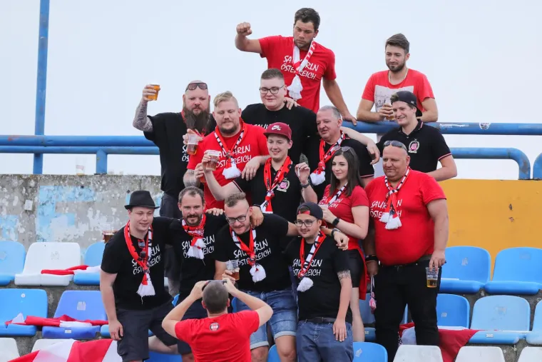 Hrvatski navijač snimljen na tribinama s vrlo neobičnom maskom