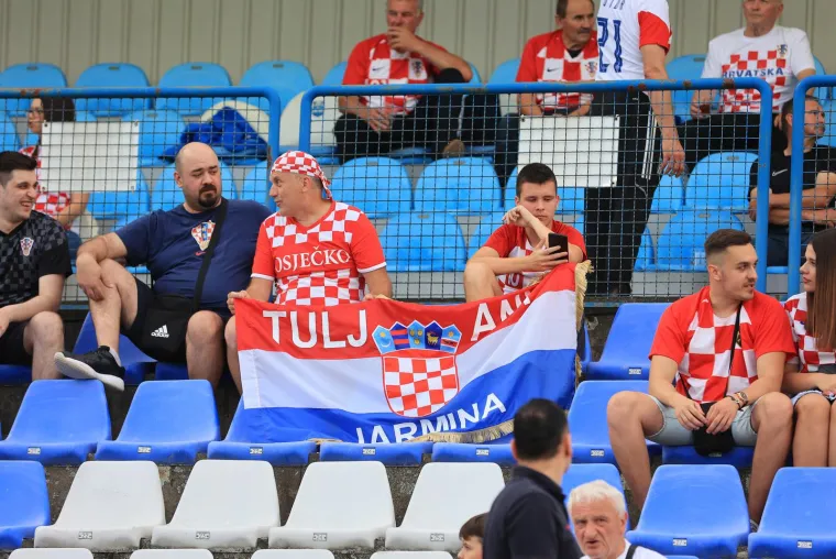 Hrvatski navijač snimljen na tribinama s vrlo neobičnom maskom