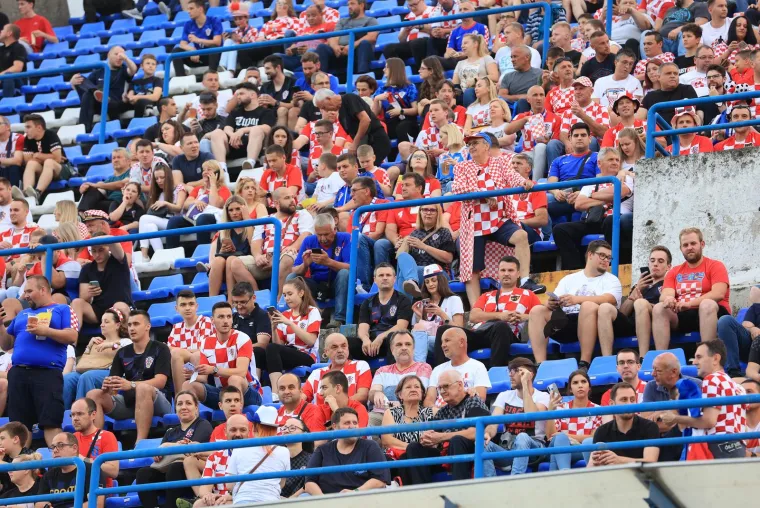 Hrvatski navijač snimljen na tribinama s vrlo neobičnom maskom