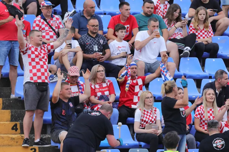 Prekrasne scene s Gradskog vrta: Pojavio se kockasti Shrek i oduševio cijeli stadion