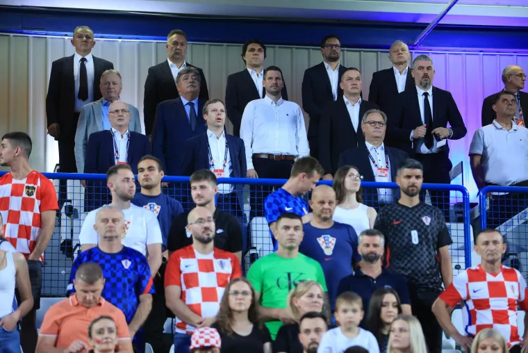 Poznata lica  u Gradskom vrtu: Pogledajte u čijem društvu legendarni Stipe Pletikosa gleda utakmicu