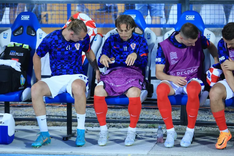 Poznata lica  u Gradskom vrtu: Pogledajte u čijem društvu legendarni Stipe Pletikosa gleda utakmicu