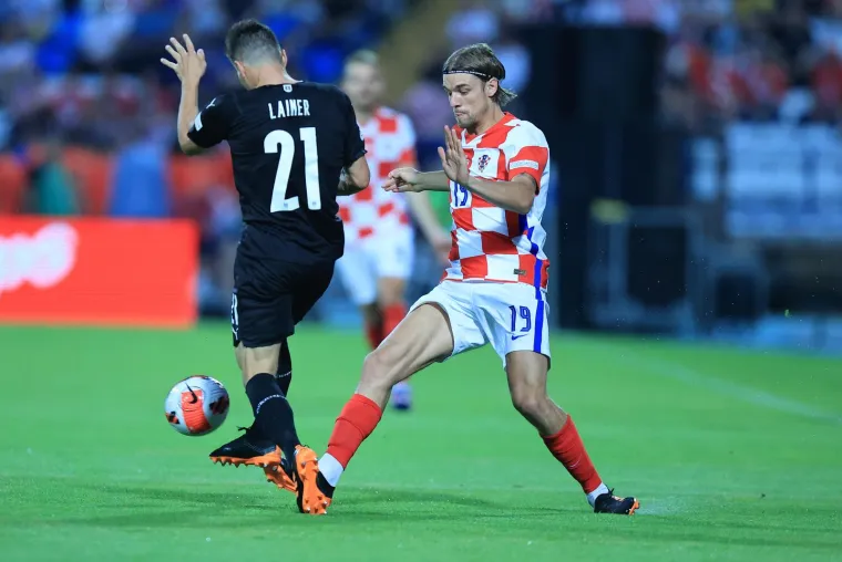 Poznata lica  u Gradskom vrtu: Pogledajte u čijem društvu legendarni Stipe Pletikosa gleda utakmicu