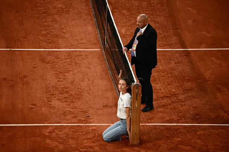 Djevojka upala u teren i zavezala si vrat za mrežu, pogledajte kako je na kraju zavr&scaron;io njezin ispad
