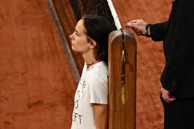 Djevojka upala u teren i zavezala si vrat za mrežu, pogledajte kako je na kraju zavr&scaron;io njezin ispad