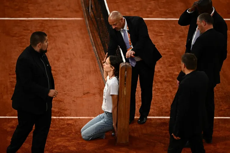 Djevojka upala u teren i zavezala si vrat za mrežu, pogledajte kako je na kraju zavr&scaron;io njezin ispad