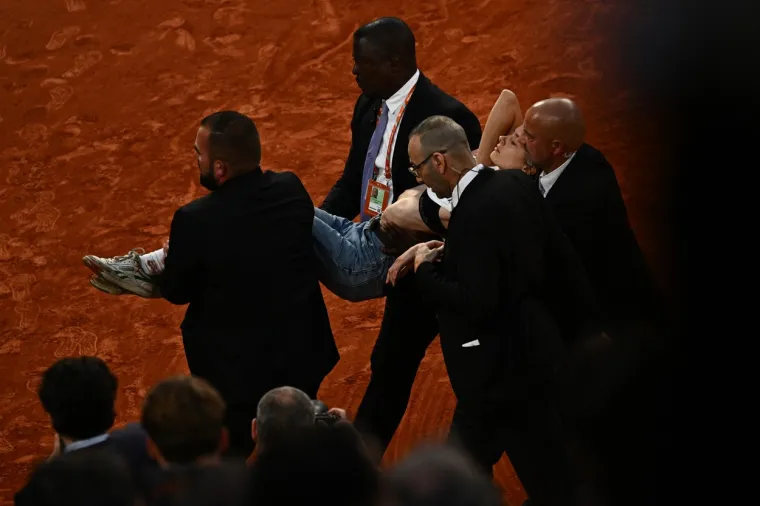 Djevojka upala u teren i zavezala si vrat za mrežu, pogledajte kako je na kraju zavr&scaron;io njezin ispad