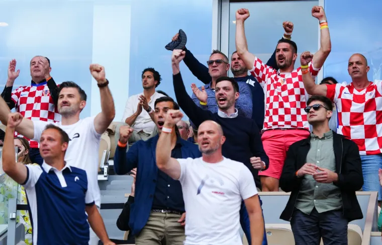 Djevojka upala u teren i zavezala si vrat za mrežu, pogledajte kako je na kraju zavr&scaron;io njezin ispad