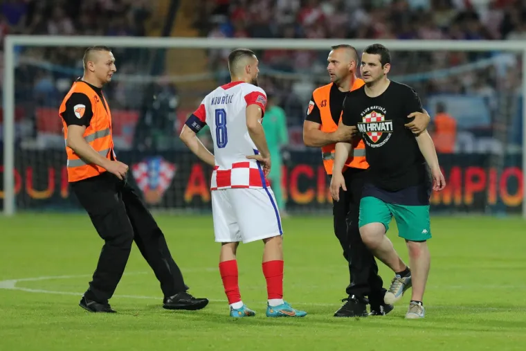 Navijač utrčao na teren tijekom utakmice Hrvatske: Imao je nešto za reći jednom od Vatrenih