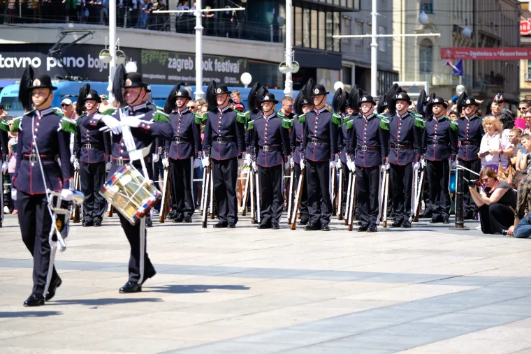 Zagrepčane je odu&scaron;evila Norve&scaron;ka kraljevska garda koja je na Trgu bana Jelačića s Hrvatskom vojskom imala mimohod