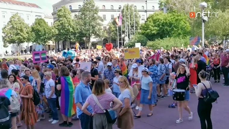 Pogledajte atmosferu na Povorci ponosa: Od moćnih transparenata do brojnih poznatih koji su do&scaron;li dati podr&scaron;ku