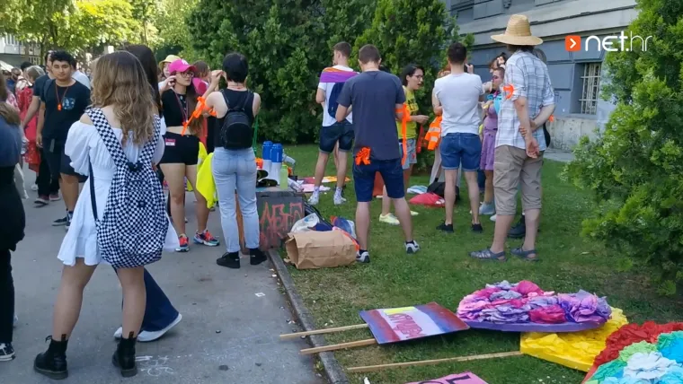 Pogledajte atmosferu na Povorci ponosa: Od moćnih transparenata do brojnih poznatih koji su do&scaron;li dati podr&scaron;ku