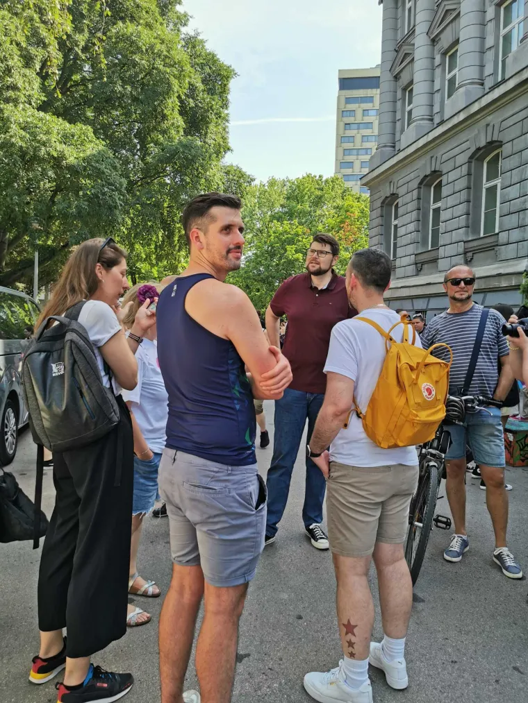 Pogledajte atmosferu na Povorci ponosa: Od moćnih transparenata do brojnih poznatih koji su do&scaron;li dati podr&scaron;ku