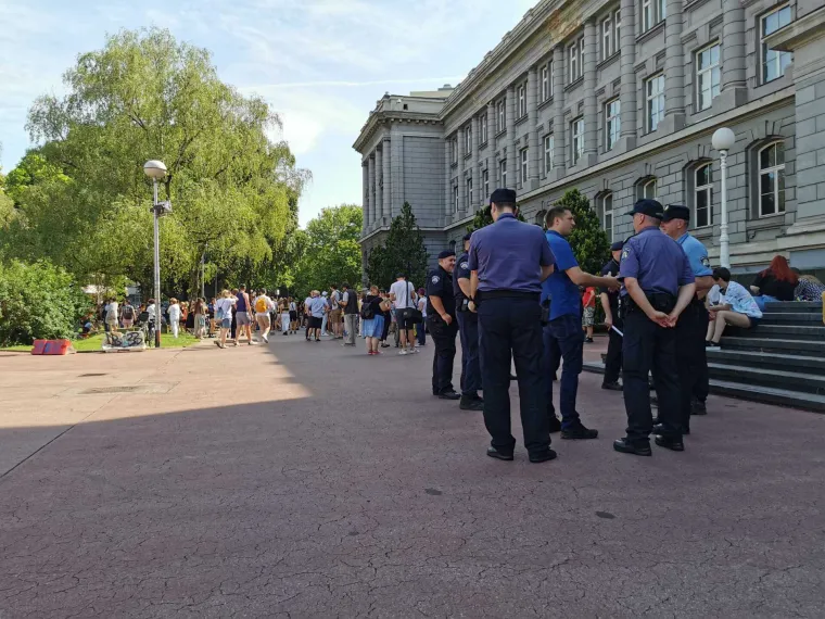 Pogledajte atmosferu na Povorci ponosa: Od moćnih transparenata do brojnih poznatih koji su do&scaron;li dati podr&scaron;ku