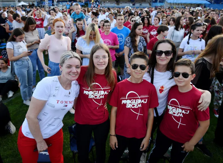 
Šesti koncert &apos;Progledaj srcem&apos; okupio je nekoliko desetaka tisuća posjetitelja, 1200 osoba akreditiranih u organizaciji, 200 volontera te 100 glazbenika na sceni.