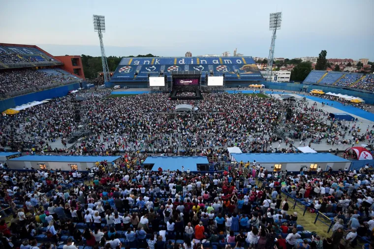 
Uz poziciju pozornice ispred istočne tribine, tri video zida i videom na stadionskom semaforu, posjetitelji iz svih sektora imaju jednako kvalitetan vizualni kontakt s pozornicom na kojoj 17 izvođača uz orkestar nastupa u programu do ponoći.