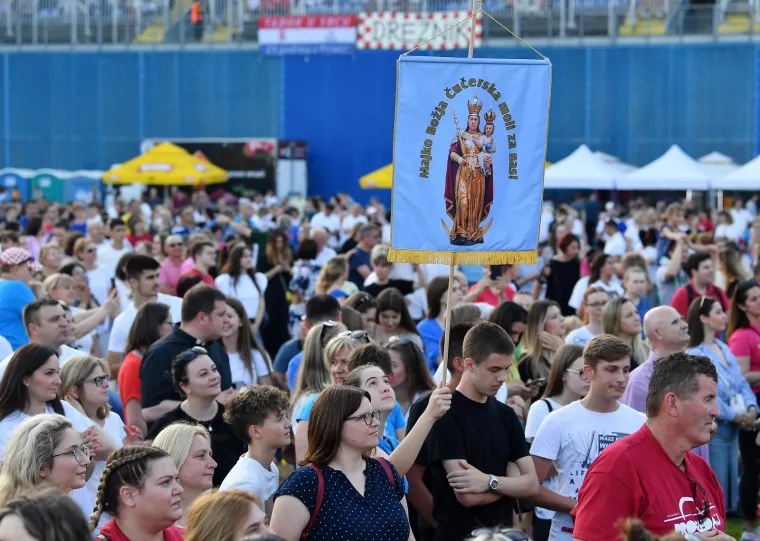U popodnevnim satima organizirana je sveta ispovijed te molitva krunice, a u zrak su puštene velike krunice od balona.