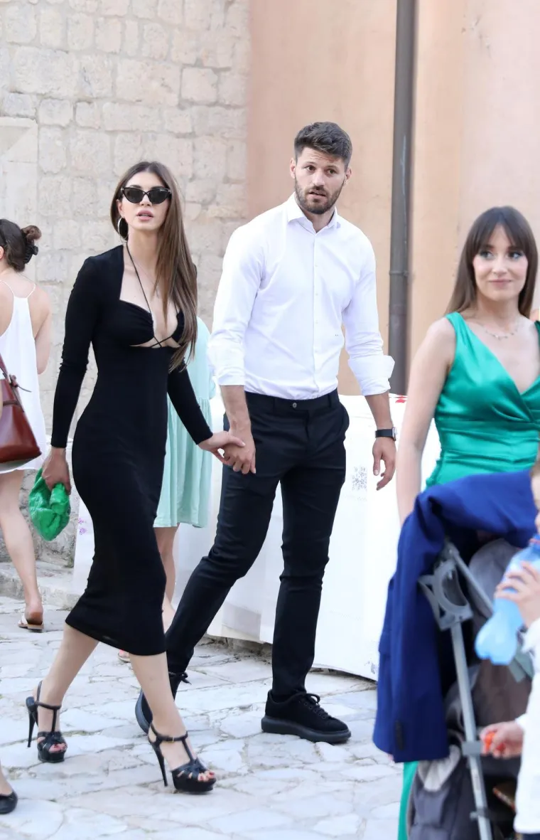 Bruno Petković i Dejan Lovren s pratnjama stigli na vjenčanje Duje Ćaleta-Cara i Adriane