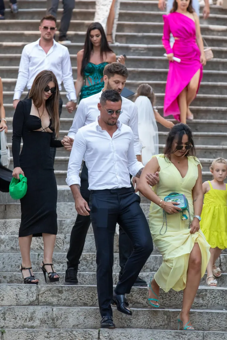 Bruno Petković i Dejan Lovren s pratnjama stigli na vjenčanje Duje Ćaleta-Cara i Adriane