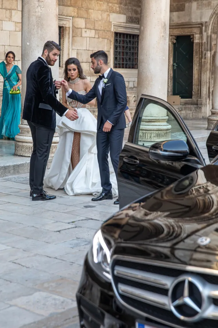 Bruno Petković i Dejan Lovren s pratnjama stigli na vjenčanje Duje Ćaleta-Cara i Adriane