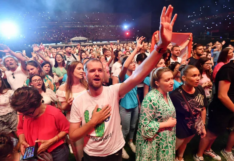 Glazbena krema na duhovnom koncertu u Zagrebu: Sestre Husar dominirale uz Cetinskog, a sve odu&scaron;evila Doris Dragović