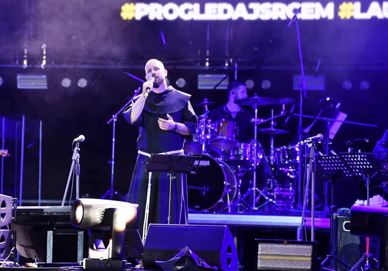 Glazbena krema na duhovnom koncertu u Zagrebu: Sestre Husar dominirale uz Cetinskog, a sve odu&scaron;evila Doris Dragović