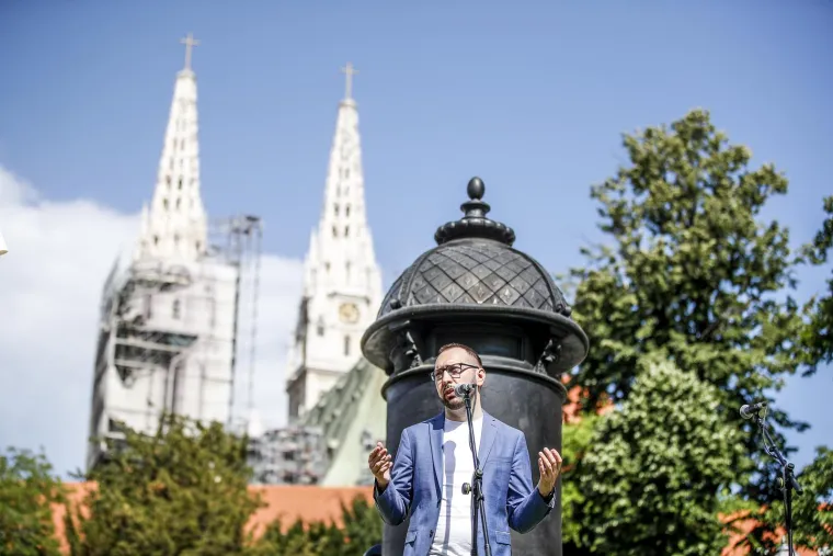 Naša politika je širenje pješačkih zona, što više javnog prostora, prostora za pješake i bicikliste, kazao je Tomašević.