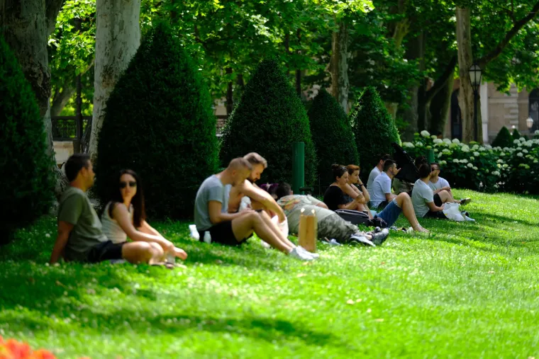 Pasja vrućina uz sladolede, &scaron;e&scaron;ire, fontane... Ovako se danas Zagrepčani hlade. Temperatura je oko 30 u hladu