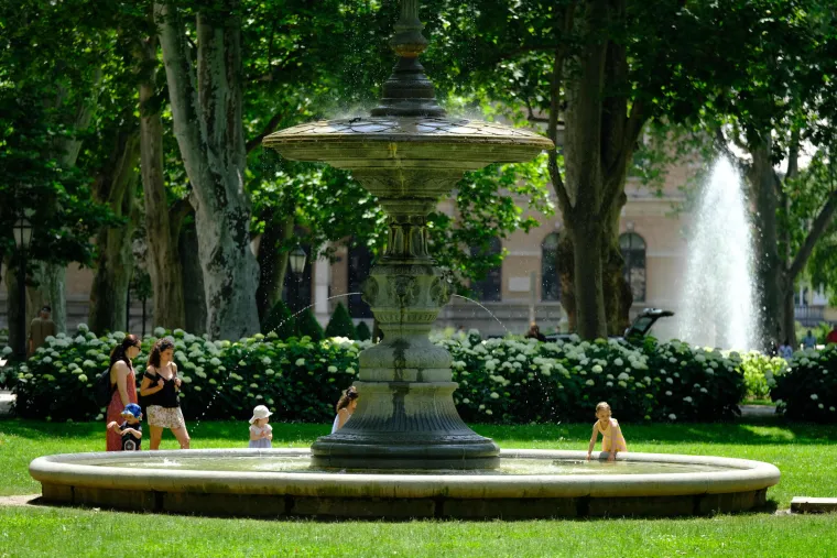 Pasja vrućina uz sladolede, &scaron;e&scaron;ire, fontane... Ovako se danas Zagrepčani hlade. Temperatura je oko 30 u hladu