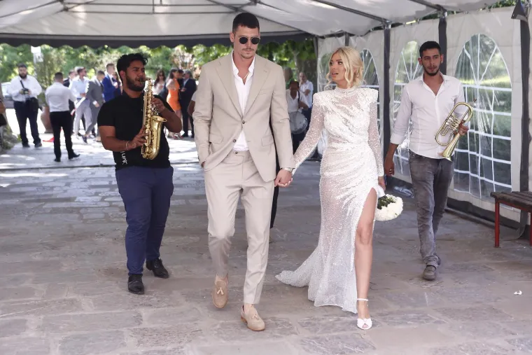 Udala se biv&scaron;a Luke Jovića: Anđela Manita&scaron;ević u prozirnoj vjenčanici rekla je 'da' srpskom nogometa&scaron;u