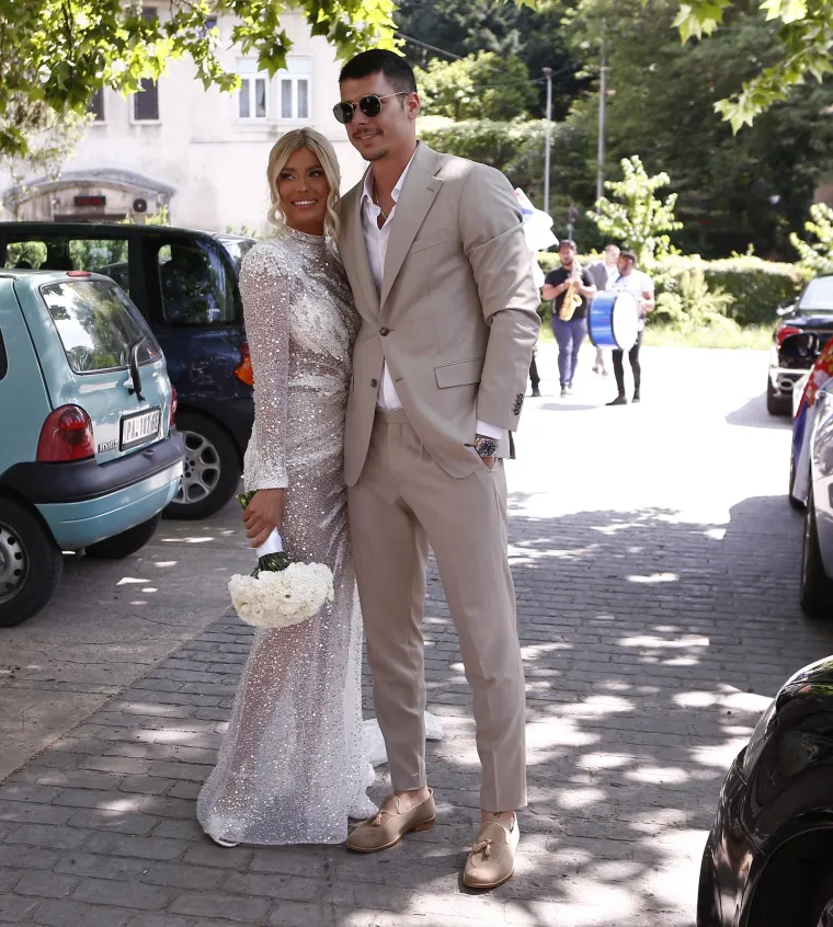 Udala se biv&scaron;a Luke Jovića: Anđela Manita&scaron;ević u prozirnoj vjenčanici rekla je 'da' srpskom nogometa&scaron;u