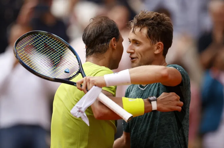 Bilo je i suza: Nadal emotivno proslavio 14. naslov na Roland Garrosu