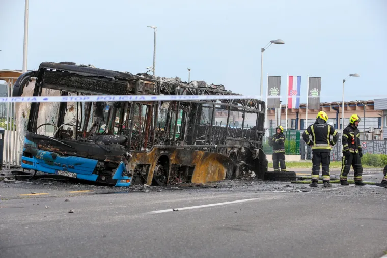 Pogledajte kako izgleda autobus ZET-a koji je danas izgorio u Novom Jelkovcu