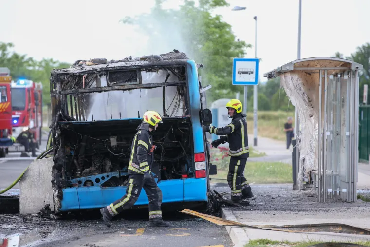 Pogledajte kako izgleda autobus ZET-a koji je danas izgorio u Novom Jelkovcu