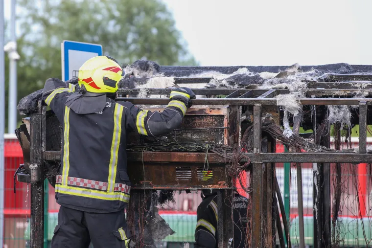 Pogledajte kako izgleda autobus ZET-a koji je danas izgorio u Novom Jelkovcu