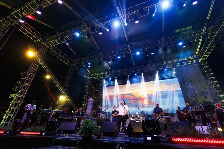 
&quot;Ajmo reći da je ovaj koncert stvarno vrhunac vrhunca jer ako bacite pogled iza, ovo je mali Woodstock večeras i to će biti ludilo, totalno. Tata se neda, on je meteor, on će živjeti vječno. Mislim da mu je sad lagano uzbuđenje jer dosad nije bio toliko svjestan, tek sad postaje, ali kad to krene, to će biti show&quot;, izjavila je Mišina kći Ivana uoči koncerta za Dnevnik.hr Nove TV.