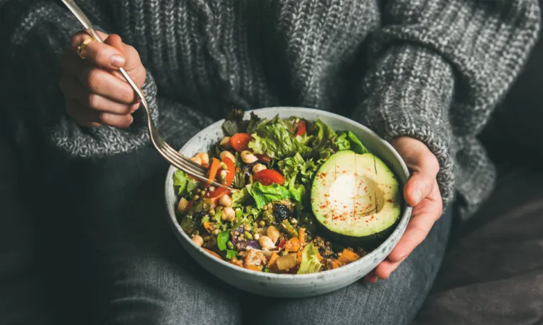 1. Svaki tjedan imajte veganski dan: Kinezi nas često zadive kako uspijevaju ostati i izgledati mlado. Glumica Xu Qing s 53 godine izgleda kao da nema više od 30. Kinezi definitivno znaju neke tajne. Tradicionalna kineska medicina sugerira da je jedna od najvažnijih stvari u vezi ljepote i mladosti detoksikacija. Osim što jedete svježu hranu i izbjegavate loše navike, barem jedan veganski dan u tjednu može biti od velike pomoći.