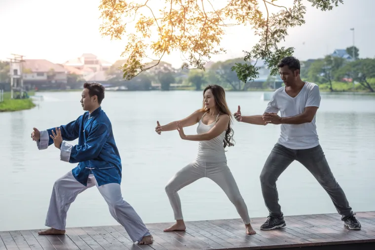 4. Vježbajte tai chi: Stručnjaci kažu da tai chi može smanjiti stres, tjeskobu i depresiju te povećati energiju, izdržljivost i fleksibilnost. Može biti dobra zamjena za jogu jer je također svjesna vježba. Dovoljno je samo 10 minuta dnevno da vježbate tai chi.