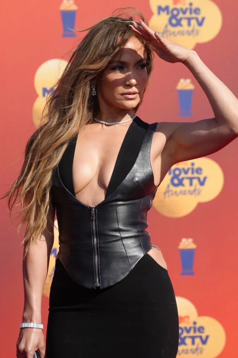 Nagrade su još dobili Scarlett Johansson, Dwayne &quot;The Rock&quot; Johnson, Chris Pratt, Will Smith, Reese Witherspoon, Robert Downey, Jr., Mark Wahlberg, Sandra Bullock, Jamie Foxx, Johnny Depp, Ben Stiller, Adam Sandler, Mike Myers, Tom Cruise, Jim Carrey i cijela franšiza &quot;Brzi i žestoki&quot;.
