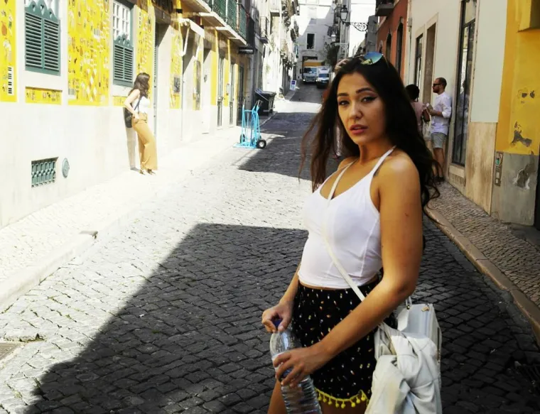 Naime, 28-godišnjoj Sanji prije tri godine dijagnosticiran je Hashimotov sindrom, odnosno autoimuna bolest štitnjače. &quot;Žao mi je što se Hashimoto predstavlja kao bauk, a zapravo je stanje s kojim se može sasvim dobro živjeti. Najneugodnija je zapravo činjenica da terapiju morate uzimati dok ste živi, ​​ali ako ljudi piju kavu svako jutro, zašto ne bi uzeli jednu tabletu pola sata prije doručka? Jednostavno rečeno, kada dugo doživljavate stres ili se živcirate, a moguće je da imunitet &apos;uspori&apos;, u tijelu se počnu stvarati antitijela koja štitnjaču doživljavaju kao neprijatelja&quot;, ispričala je jednom prilikom Sanja za Hello magazin.