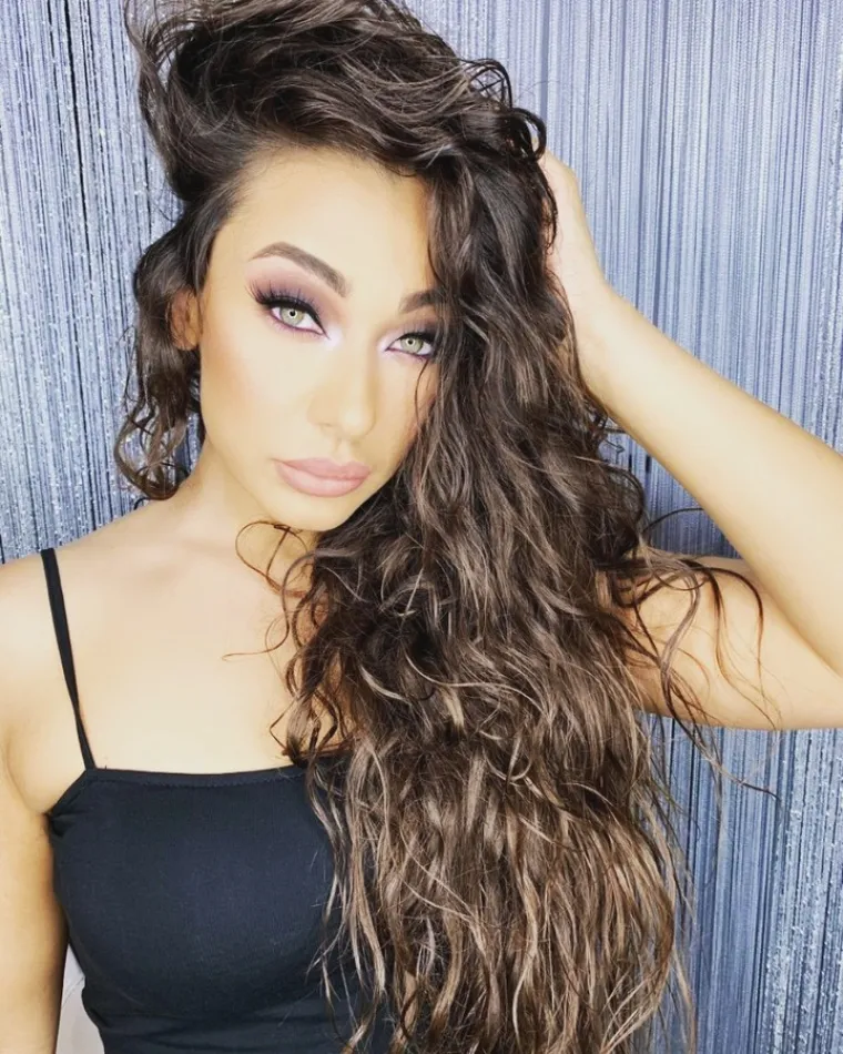 Nastavila je Sanja objašnjavati svoj zdravstveni problem: &quot;Ta &apos;vojska antitijela&apos; pokušava je uništiti, nesvjesna da je to vitalni dio organizma. Već stvorena antitijela ne mogu nestati, ali možete ih smanjiti pijenjem hormona koje bi, da je sve u redu, stvorila štitnjača. Zato govorimo o neizlječivom stanju&quot;, objasnila je te dodala da je bila toliko umorna da nije mogla ustati iz kreveta.